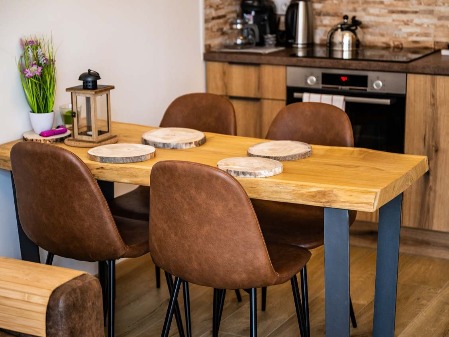 Apartmán 2.01 jídelní stůl - k pronájmu Kvilda